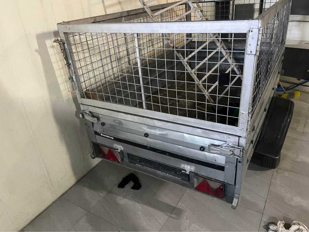 عارةبانةي دواي سةيارة
الماني وەجبەی قەدیم
مەنەفێستی لەگەلە
پێشەوەی قەلابە
کارەبایاتیی مەزبوتە
دوو چەمچەی لەگەلە
*********** أربيل, العراق
