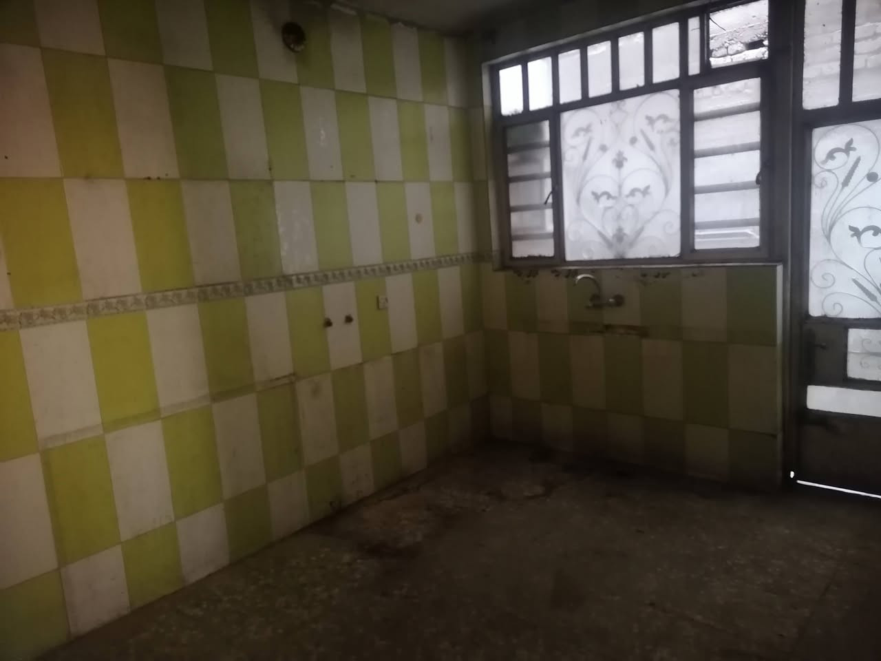 السلام عليكم بيت للبيع مساحة ١٥٠متر واجهة ٦ونزال ٢٥سند مستقل  يحتوي علىَ ٢غرف نوم وصالة ومطبخ وخدمات بيت يحتاج ترميم السعر مناسب موقع ممتاز شهداء البياع خلف جامع الكبيسي الاستفسار على هذا الرقم ***********
