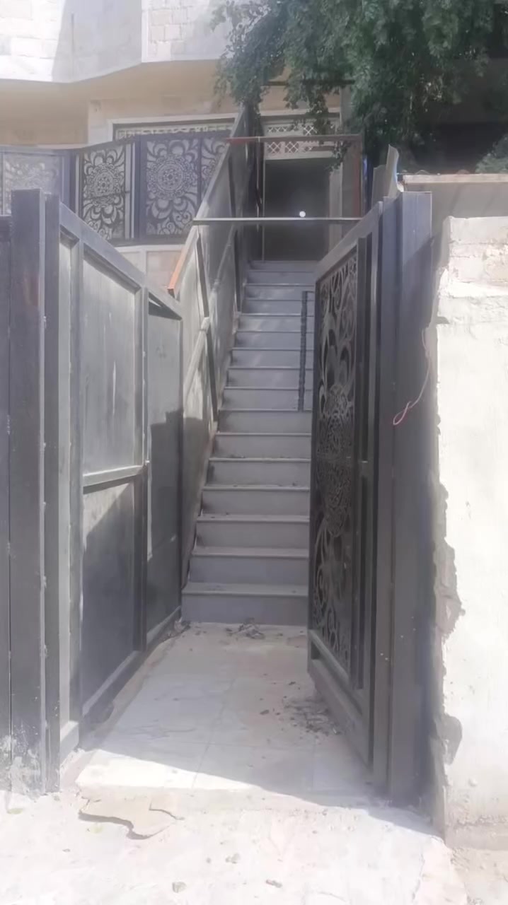 طابق اول للايجار جديد صاله كبيره ومطبخ كبير و غرفتين نوم صغيره وكبيره مكانه نهاية شارع 60 خلف مخبز الشاكرين ومقابل قصابة سيد جميل الشارع المؤدي للصحه ايجارها 450 قفل بدون دلالية ***********
