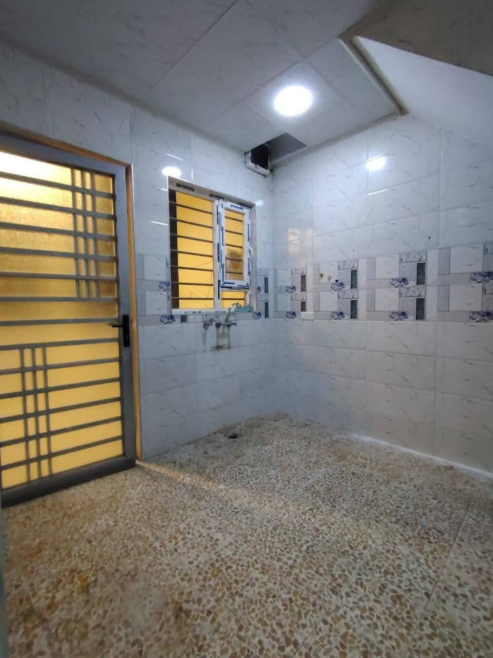 للايجار للايجار للايجار للايجار
#عقارات_فنر_الحمداني
مكتب البلديات للعقار
شقة طابق ثاني في حي السماح مقابل مول القمة 
غرفتين نوم وصالة استقبال ومطبخ وصحيات وبيتونة
سعر الإيجار ٢٥٠ الف
للاستفسار الإتصال
***********
***********
مراجعة مكتب البلديات للعقار في حي المشراق فرع مطعم طماطة بلمدخل الرئيسي
