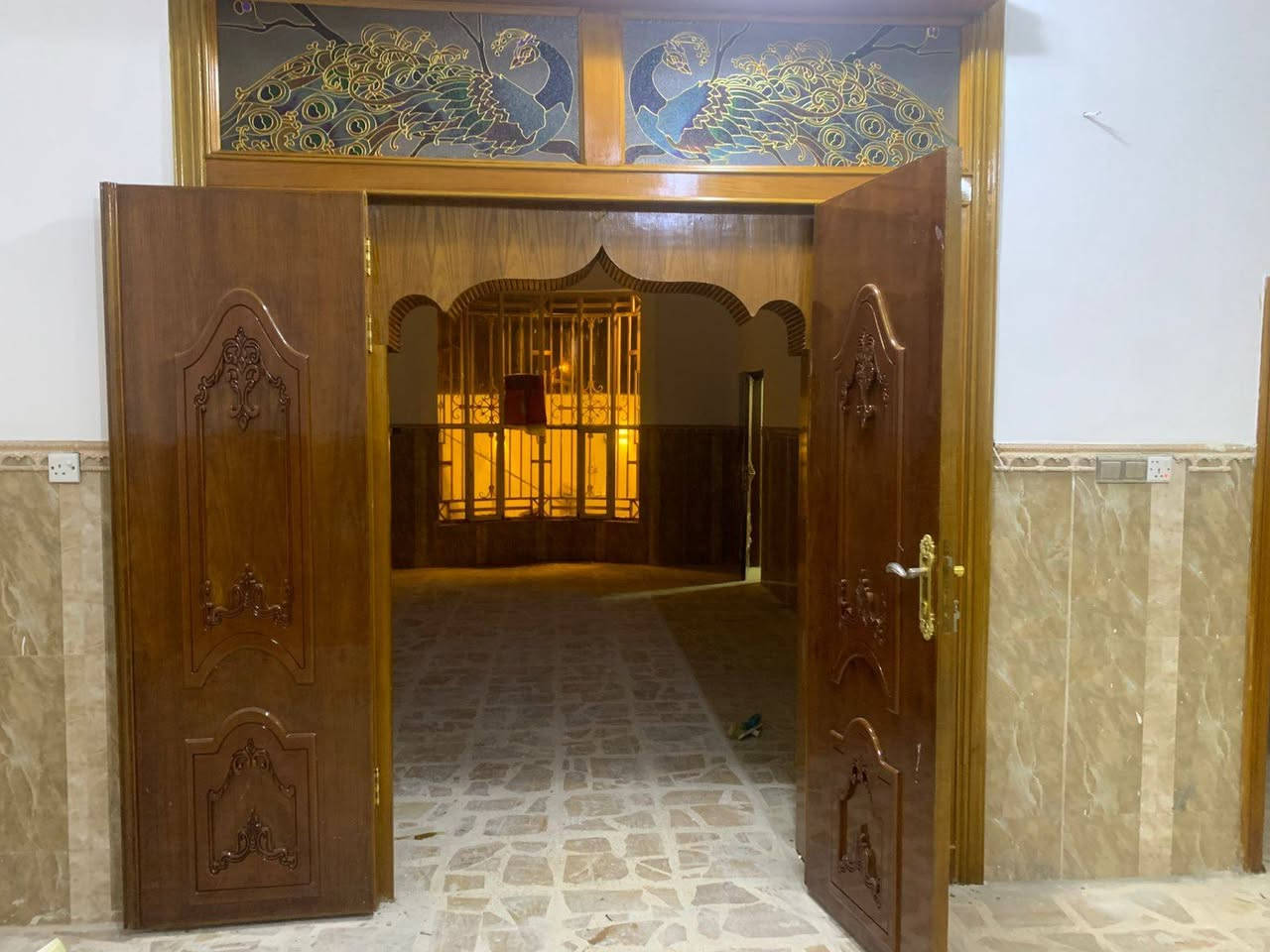 دار مساحه ٢٢٠ متر طابو صرف
طابقين طابق الاول يحتوي على 
٢ غرف نوم و مطبخ واستقبال وهول 
وصحيات خارجيه وداخليه وحديقه وكراج سياره
طابق الثاني يحتوي على ٣ غرف نوم نظام سويت 
العنوان ام الهوى جديده يبعد عن شارع العام مسافه ١٠٠م 
الاستفسار ***********
