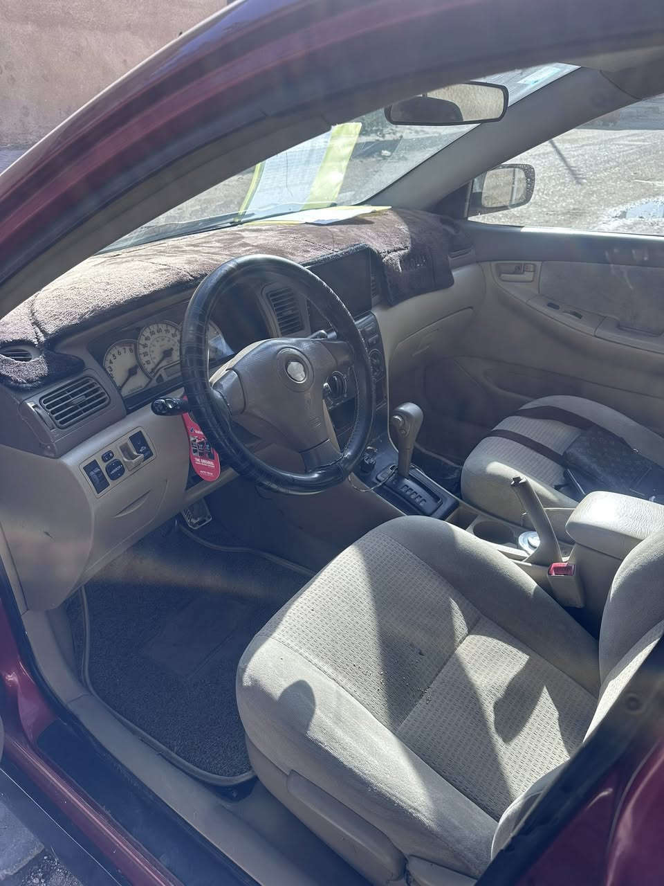 السلام عليكم 
كورلا نحله 2006 للبيع سياره نضيفه وكامله نصبوغه عام لجماليه  وارد امريكي حادثها باب السايق والچاملغ الاممي الايمن  ماشيه 140 الف حقيقي عارضها (83) مبيها مجال بسيط 
رقم صاحب السياره 
***********
