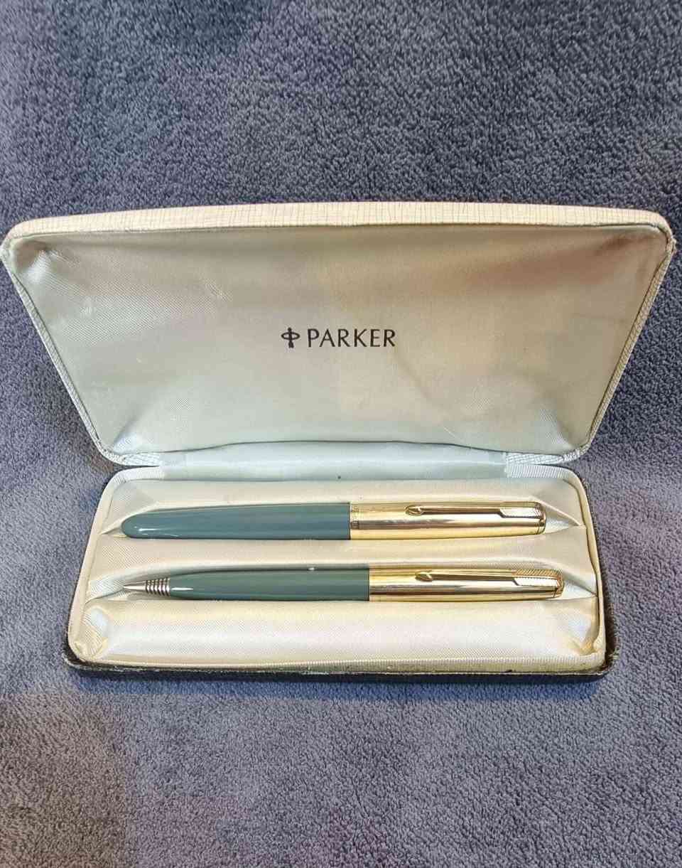 تحية طيبة  ،،،
#سيت_اقلام_باركر_51 PARKER  
             الصنع  : امريكي #اصلي  ، MADE IN USA  ، 
       #جديد غير مستخدم  ، إنتاج #قديم  ، بالعلبة #الأصلية  ، 
           حبر + رصاص  / تغليف #ذهب  ، GOLD Filled  ، 
                  سلاية مصنوعة من الذهب عيار  14K  ، 
                  لون #رمادي #لم_ولن_يتكرر نادر جدا  ، 
* السعر : 385 الف   ، 
* يوجد توصيل  .


**إذا كنت صاحب هذا الإعلان وتريد حذفه لأي سبب، رجاءا أرسل رسالة إلى الدعم الفني**