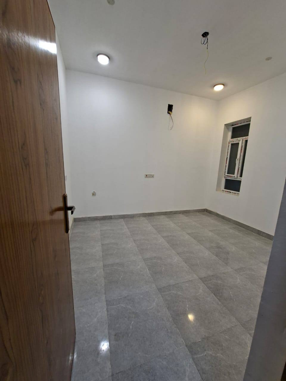 🏛️للايجار حديث جدا مامسكون 🏛️
البصره مناوي الجم منطقه تبليط

شقه بنضام بيت ومساحه كبيره

ستقبال، صاله ،مطبخ، غرف3 ،صحيات داخل وخارج 

كامله من كلشي ماطور كيزر كهرباء درجه اولى

سعر لايجار 650, 

***********
