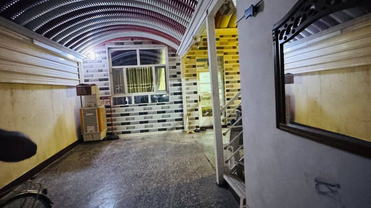 سلام عليكم للبيع بيت رهن 200متر في النداء مقابل الاميرات طابقين يحتوي ع غرفتين وصاله واستقبال وطابق ثاني ثلاث غرف بيت كله سيراميك مرمر كاشي نضيف البيت ***********
