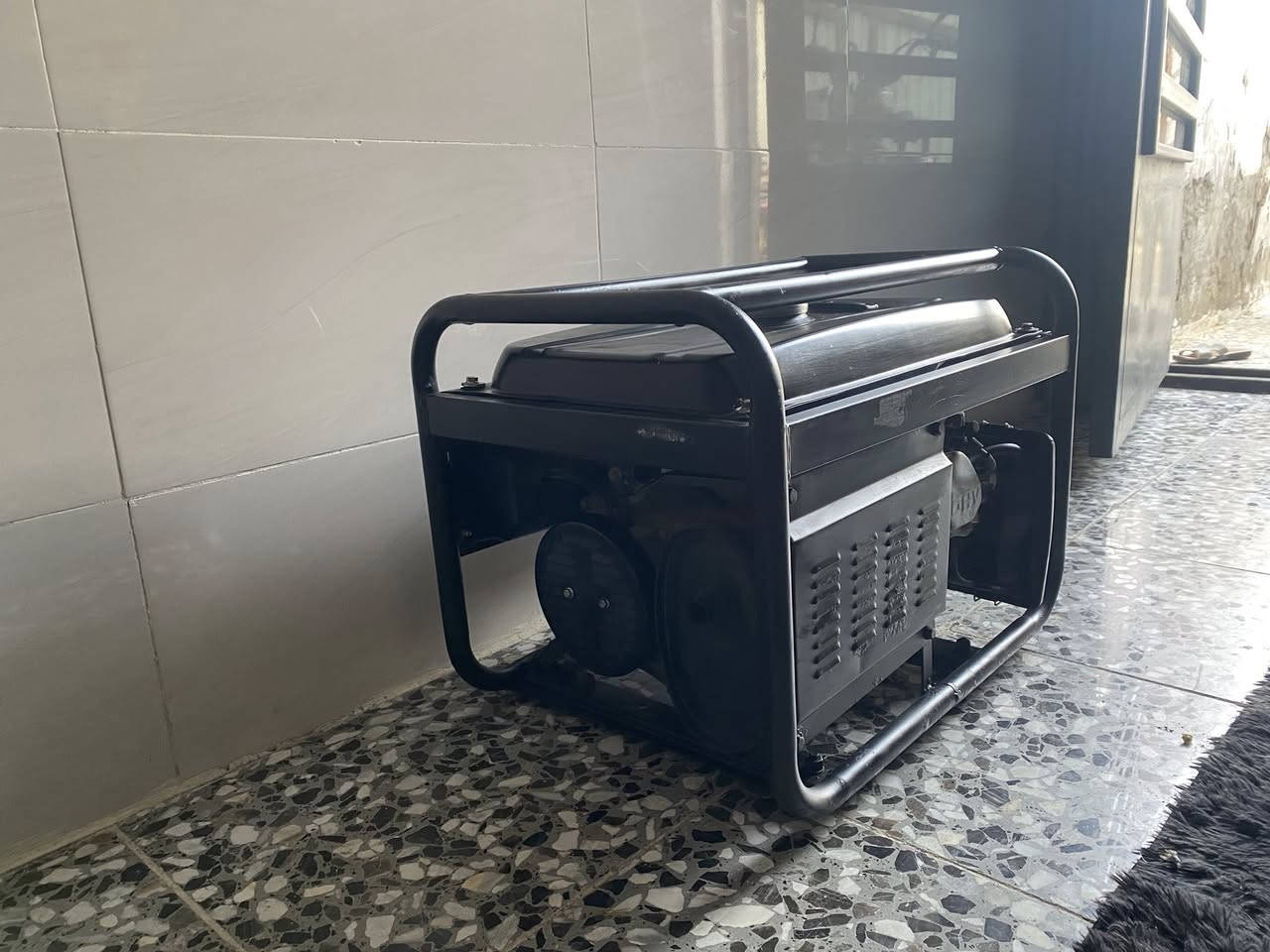 السلام عليكم للبيع مولد استرا كور.2.3 كيفي 10 امبير ملف نحاس الباب الاول صوت جدا هادء قتصادي بصرف البانزين يشتغل :مداخل اي تصليح بعده ع وضع الشركه السعره160 الف 
***********
