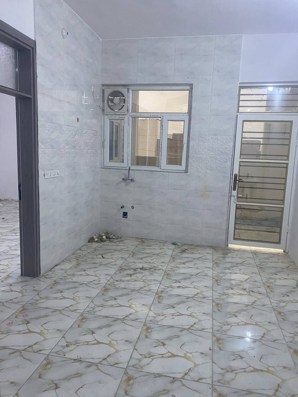 � فرصة مميزة للإيجار – مشتمل راقٍ
🔹 مشتمل طابق ثاني للإيجار
📍 الموقع: الفلاحة – قرب قاعة شهرزاد للأعراس
📐 المساحة: 125 م²

✨ المواصفات:
• غرفتي نوم مريحتين 🛏️
• صالة استقبال واسعة
• مطبخ عملي
• صحيات داخلية وخارجية
• الصحيات (غربي + شرقي) 🌞
• منور + بيتونة
• سطح خاص
• بناء حديث 2025 🆕
• موقع مميز قريب من الشارع العام
• متوفر سخان مياه 🔥

💰 مناسب للعوائل الباحثة عن الراحة والموقع الممتاز

📞 للاستفسار والتواصل:
***********
📲 متوفر واتساب
