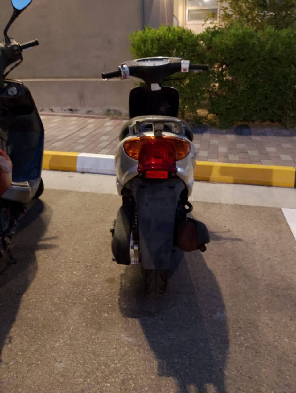 دراجة 60 عصفريه سعره 300الف وبيه مجال دراجة مال رمبة اوراقه موجوده مكاني بسماية B2 عماره 217 رقم الهاتف *********** تواصل واتساب فقط
