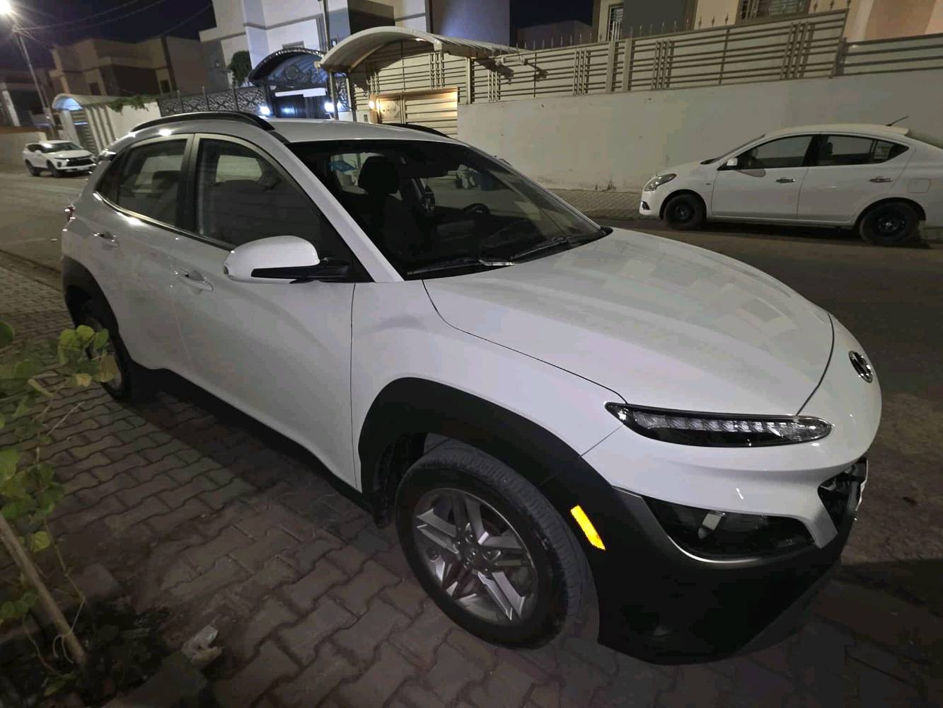 هونداي كونا موديل ٢٠٢٣
مكينة 2000 دوش
ماشية 50 الف كيلو قابل للزيادة
رقم نجف الانكليزي الجديد
سنوية ما ساقطة للـ 2030 
 السيارة بأسمي والتحويل ثاني يوم 
ثلاث انظمة قيادة ECO و sport و normal 
حساس مانع اصطدم
مثبت سرعة
نظام تحديد مسار
نظام تنبيه الاصطدام الخلفي
تدفئة كشنات 
نظام التوقف والتشغيل التلقائي

● حادثها بامريكا جنطة ومبدلة + هنا بالعراق
ضربة خفيفة بالباب الي بظهر السايق .

مكان السيارة نجف