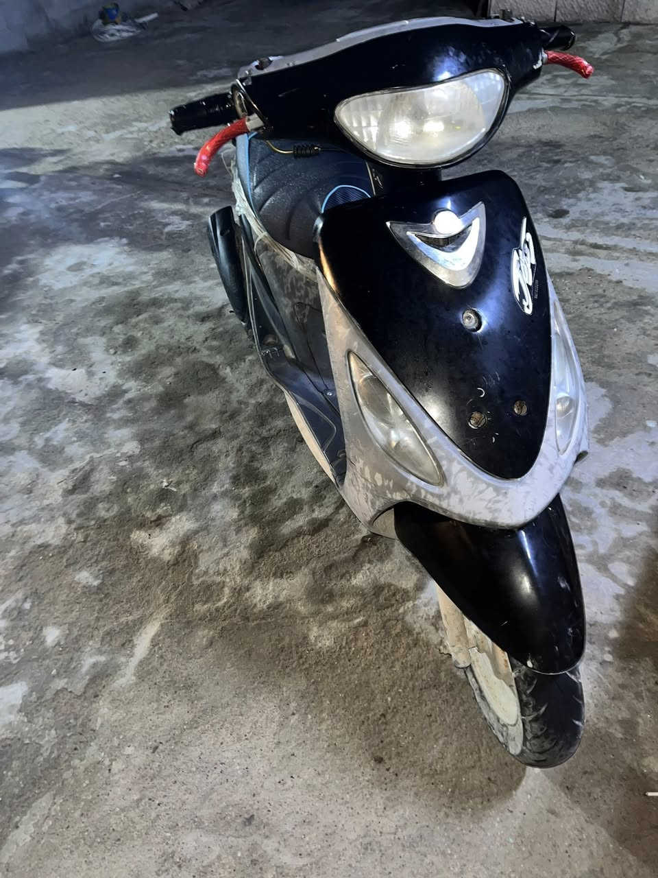 السلام عليكم ذني 3 دراجات وحده شحن x900نقصه باتري سعره 350 وحده ماكس قرده نقصه هدر مكسور واير بانزين سعره 225 وبيه مجال والقجمه مابيه شي كامله سعره 600 وهم بيه مجال عنوان الزبير تلفون***********
