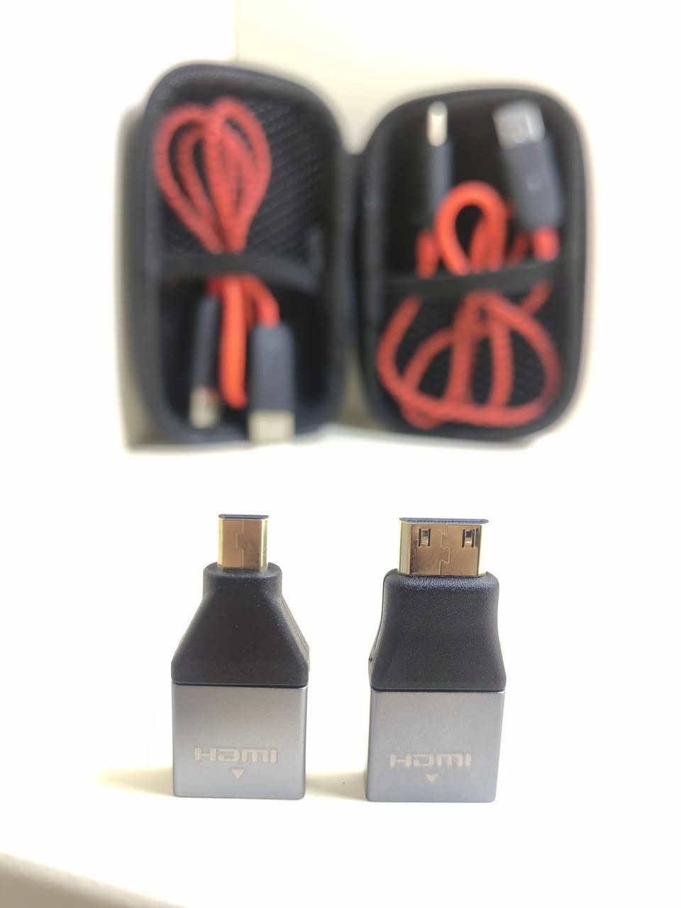 جهاز الإرسال (TX): القطعة التي تحتوي على منفذ HDMI وتُوصل بجهاز المصدر (مثل اللابتوب، الرسيفر، أو جهاز الألعاب).
جهاز الاستقبال (RX): القطعة المشابهة وتُوصل بالشاشة أو التلفاز أو جهاز العرض (Projector).
​كابلات الطاقة (USB): الكابلات الحمراء في الصورة تُستخدم لتزويد القطع بالطاقة من خلال منافذ USB.
​المحولات (Adapters): تظهر في المقدمة محولات (مثل Mini HDMI أو Micro HDMI) لتتوافق مع الأجهزة المختلفة التي لا تحتوي على منفذ HDMI كامل.


**إذا كنت صاحب هذا الإعلان وتريد حذفه لأي سبب، رجاءا أرسل رسالة إلى الدعم الفني**