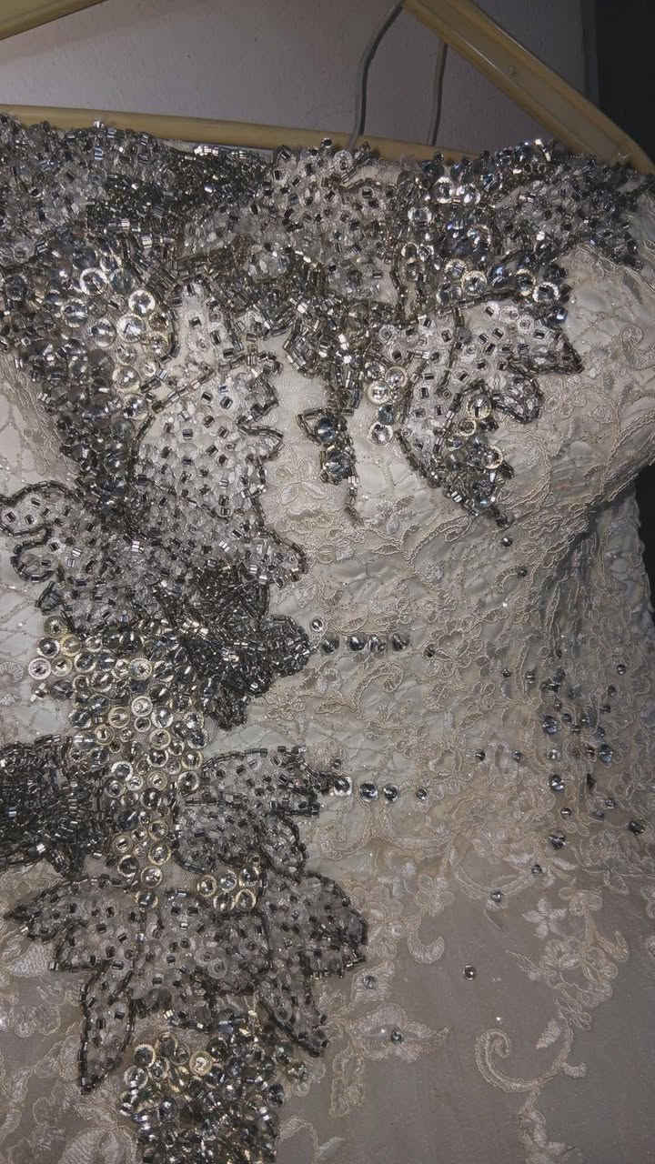 فستان زفاف جميل يلبس من وزن ٦٠الى ٨٥  هو قيطان والشغل يدوي تطريز فاخر فخم مع الطرحه (شال الزفاف)


**إذا كنت صاحب هذا الإعلان وتريد حذفه لأي سبب، رجاءا أرسل رسالة إلى الدعم الفني**