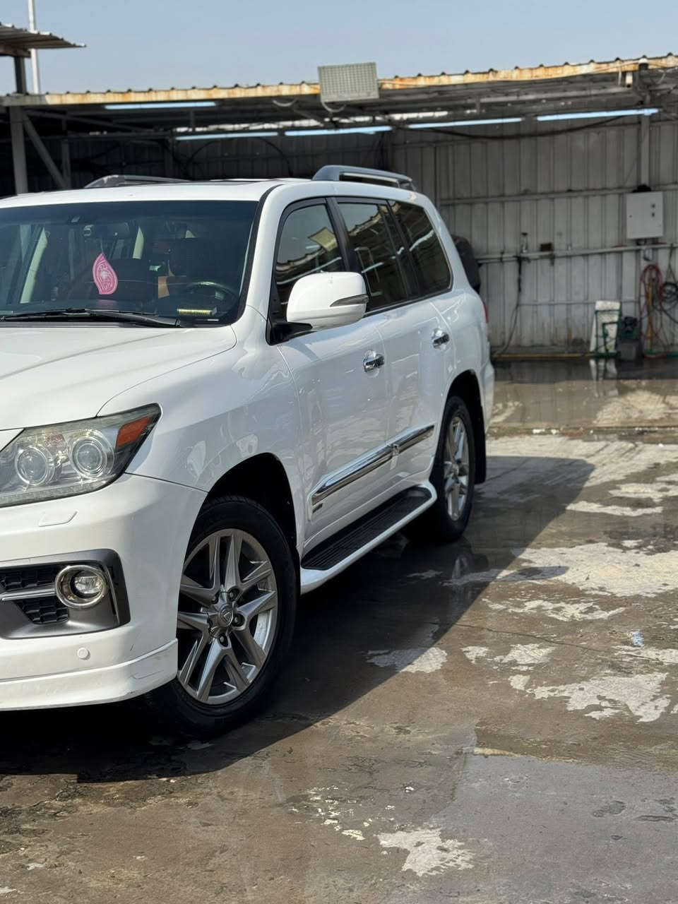 سلام عليكم لكزس موديل 2015 بريم اصل بيه جاملغ وبنيد وتكمه الخلفيه 5اشبار صبغ سياره باسمي تحويل شوكت متريد سعره 400وبيه مجال تجي وتشوف وتدلل  ***********مكاني بغداد
