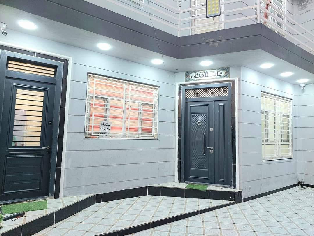 دار سكن للبيع
طابو زراعي سند 25
ديوانية أم الخيل 
قرب حولي الجامعة
المساحة 200 M 
بناء حديث طابقين مسلح
غرف النوم عدد 3 / صالة عدد2 /استقبال / مطبخ 
مجمع صحي عدد 3 / گراج سيارة
                     للاستفسار
مراجعة مكتب مهدي العتابي للعقار ديوانية الجزائر مقابل فندق برج الامراء
*********** مهدي العتابي 
*********** حيدر الفتلاوي
***********
