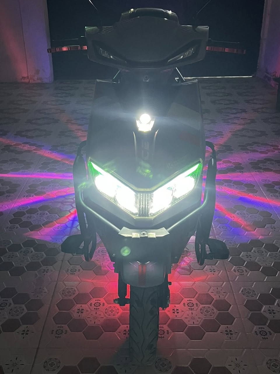 السلام عليكم + دراجة الماسة للبيع موديل 2025. + مستعمل نظيف جداً + مابيه أي عطل + 6 بطاريات جديدة +  فقط عداد الشحن يقرة غلط + اربع سرعات والسرعه القصوى 99 + السعر 700  وبي مجال + العنوان تأميم دواجن

0781 879 1327
