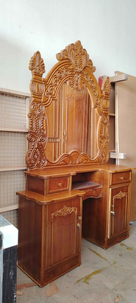 غرفة اخشاب صاج ٤ابواب كل باب وحده الظهر جرجوبة الارتفاع مترين و٢٠ والعرض مترين ونص السعر ٥٠٠ مكاني بغداد الشعلة هاتف *********** وبيه واتساب بغداد, العراق
