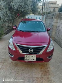 نيسان فيرسا ٢٠١٧ sv  ماشي ١٠٠ الف  الظرر قطعتين صبغ وبالعراق قطعة يعني...