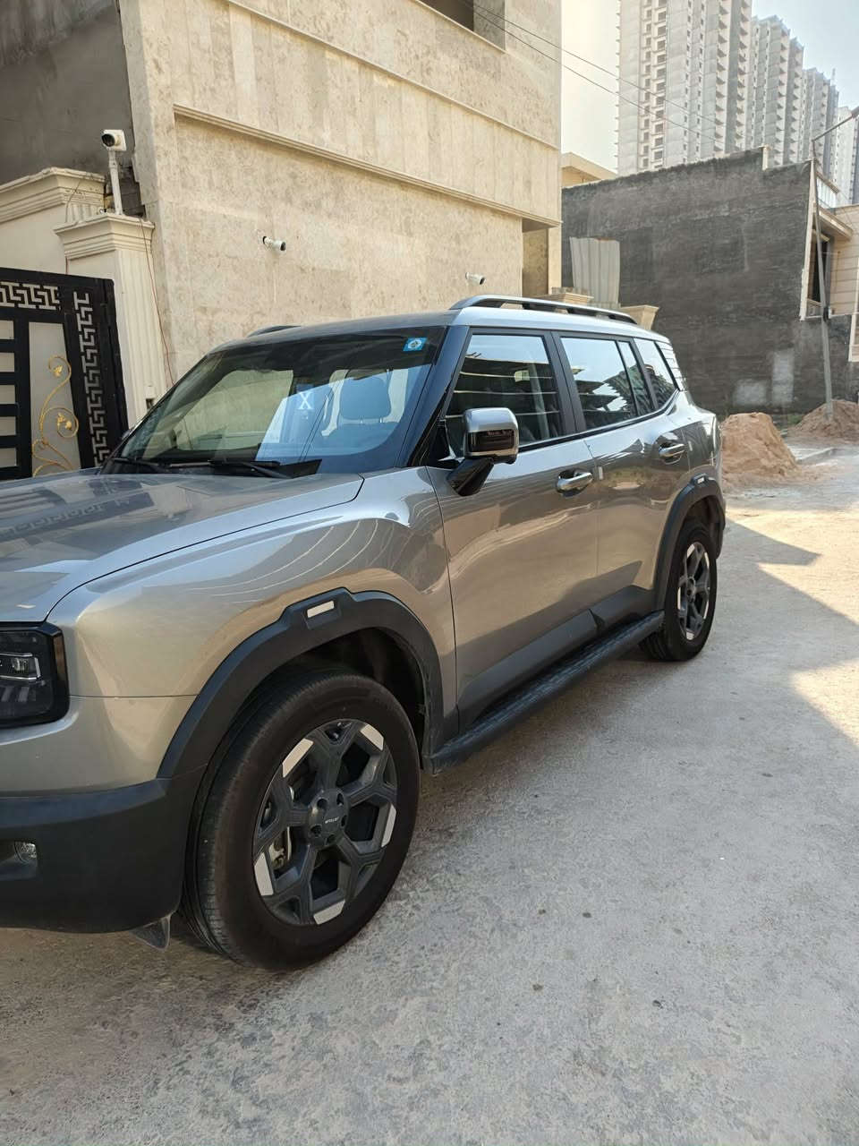 جيتور T1 Comfort موديل 2026 بمحرك 2.0 تيربو
 
السعر مع الرقم بغداد ٣٣ُ,٥٠٠٠٠ مليون 
  مواصفاتها 🤗🤗🤗 
محرك 2.0 لتر تيربو.
قوة 254 حصان.
ناقل حركة أوتوماتيك 8 سرعات.
سعة خزان الوقود 70 لتر.
تسارع 0-100 كم/س خلال 8.6 ثانية تقريباً.
سرعة قصوى 180 كم/س. �
5 مقاعد 
شاشة وسطية 12.8 إنش.
شاشة عدادات رقمية.
Apple CarPlay وAndroid Auto.
شاحن لاسلكي.
٤ كاميرات 360 درجة.
حساسات خلفية.
مقاعد جلد مع تحكم كهربائي للمقاعد الأمامية.
تشغيل بصمة ودخول ذكي.
مثبت سرعة وأنظمة أمان متعددة.
ضمان المحرك 10 سنوات لوكاله شركة هارلم
***********
