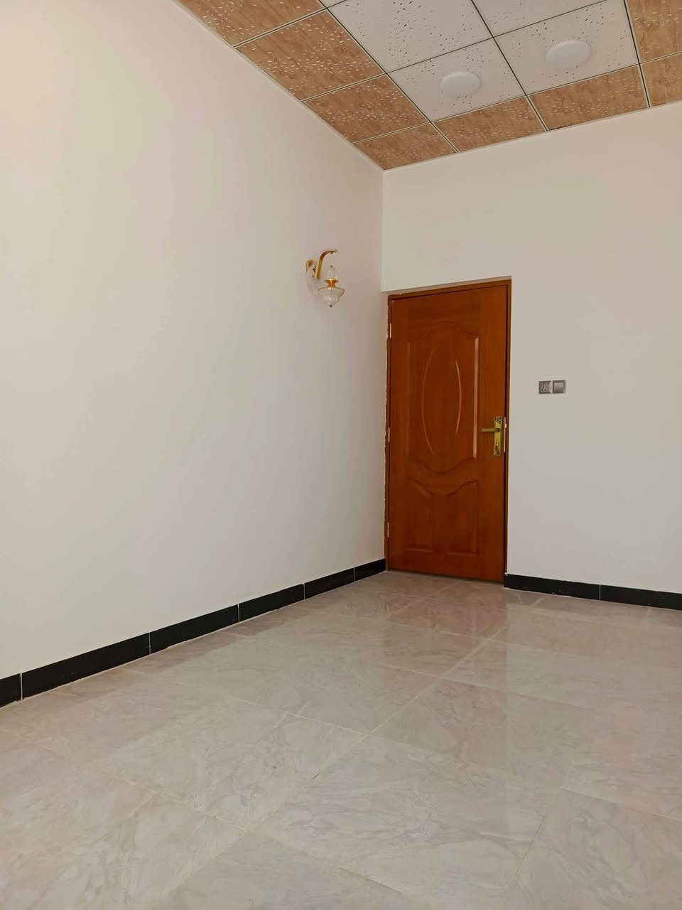 ياالله 

يوجد لدينا بيت للبيع حي ميسان قطاع 35خلف المستوصف والسوك والمدارس مساحه 50متر طابقين يحتوي على استقبال وصاله ومطبخ وصحيات والطابق الثاني يحتوي على غرفه وصاله وصحيات صب كونكريت ارضيه بورسلين جدران سيراميك سقوف سي إن سي شغل درجه اولى 

السعر المطلوب خاص 

للاستفسار والمعلومات الاتصال بنا ع الارقام 

***********

***********

***********

او مراجعه مكتب ألروان للوساطه العقاريه والمقاولات العامه 

عنوان المكتب حي ميسان ع الشريط قرب صيدليه الشراع مقابل الاستداره مباشر 

عندك بيت عرصه للبيع راسلنه وات ساب وتدلل
