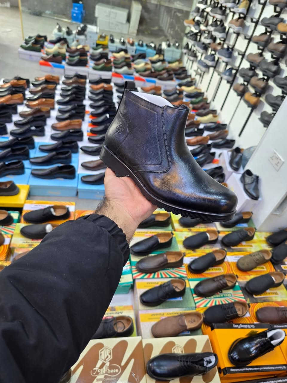 مجمع سيد حمزه للملابس الرجالية والتجهيزات الرياضية العنوان العمارة حي الرسالة 
يتوفر لدينا ￼ حذاء اصلي ￼

سعر 20 الف
￼ 

 قياسات —40 الل 45 
للتواصل واتساب ***********
https://t.me/joinchat/USt2HU6VyUnB90hS
