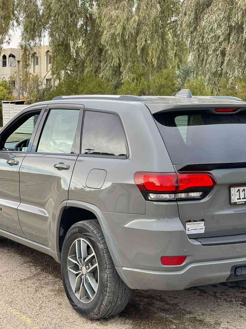 سلام عليكم جيب شيروكي لون سمنتي بلاك توب فئه مميز ٢٠١٩ مكفول عدا بارد شي بسيط خشم جاملخ والباب فول موصفات رادارات مري خلف شاشه كبيره كشنات كنتاري تدفئه مري هيترات ستيرن هيتر فول عدا فتحه  رادار امامي رقم إنكليزي بسمي ثاني يوم تحويل سنويه جديده هزه جديد تخم تايرات جدد باتري جديد صدر امامي خلف بلادي شركه بل عافيه ع ياخذها مكان سياره حارثيه *********** 
ملاحظه سياره ماشيه 40 M
