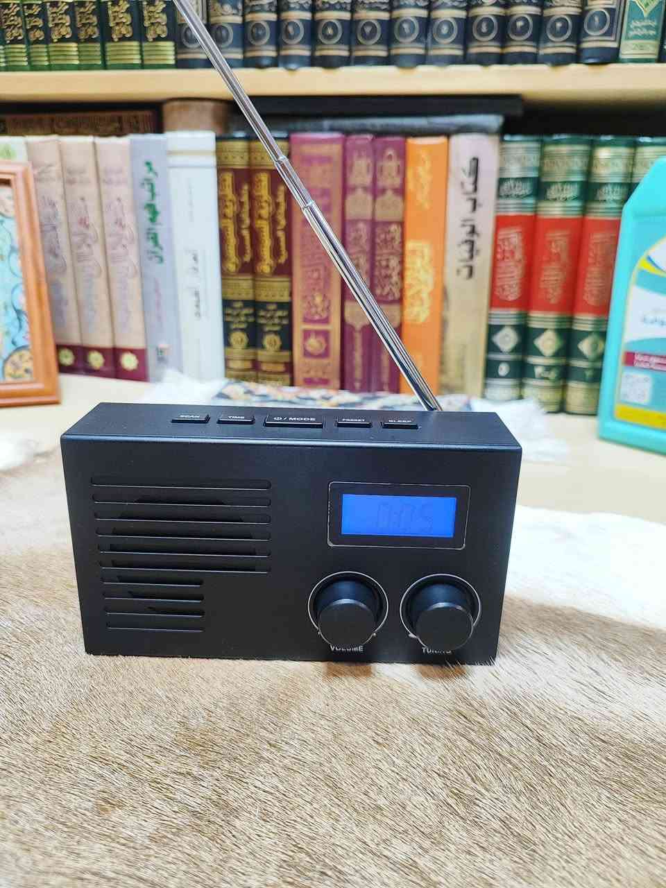 هذا هو راديو محمول من ماركة Anko، موديل JR-61H760، باللون الأسود. [1, 2]
الموجات: يدعم استقبال موجات FM و AM.

الطاقة: يمكن تشغيله باستخدام 4 بطاريات من نوع AA، أو عبر منفذ USB بقدرة 5 فولت.
سعره 15 يوجد توصيل


**إذا كنت صاحب هذا الإعلان وتريد حذفه لأي سبب، رجاءا أرسل رسالة إلى الدعم الفني**