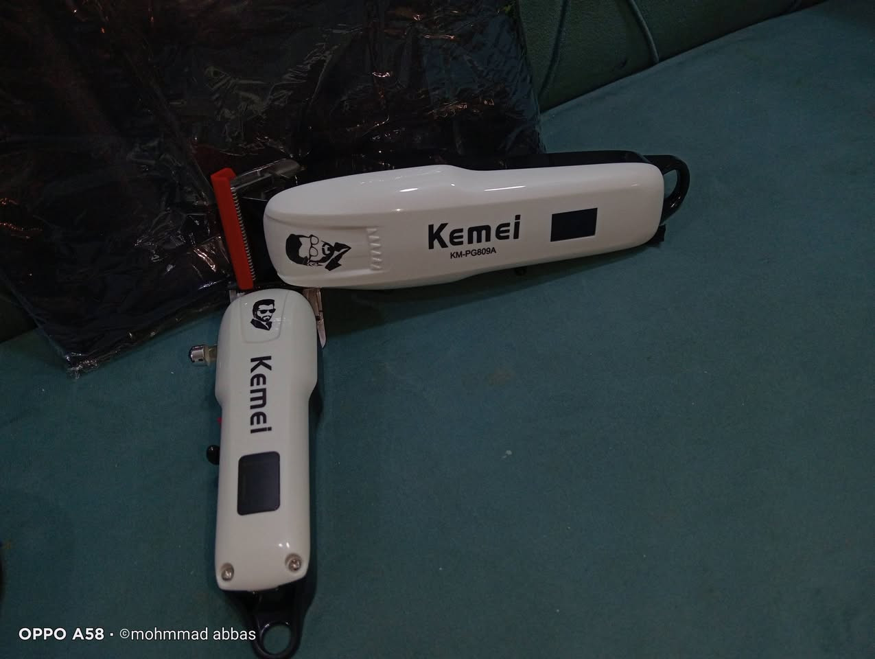 السلام عليكم مكينة حلاقة ماركة KEMEI 
جديدة وكاملة ملحقات 
بدلة 
مقص
مشط 
مشاطة مكينة 
شاحنات 2 
فرج تنضيف 
السعر 85 مع التوصيل


**إذا كنت صاحب هذا الإعلان وتريد حذفه لأي سبب، رجاءا أرسل رسالة إلى الدعم الفني**