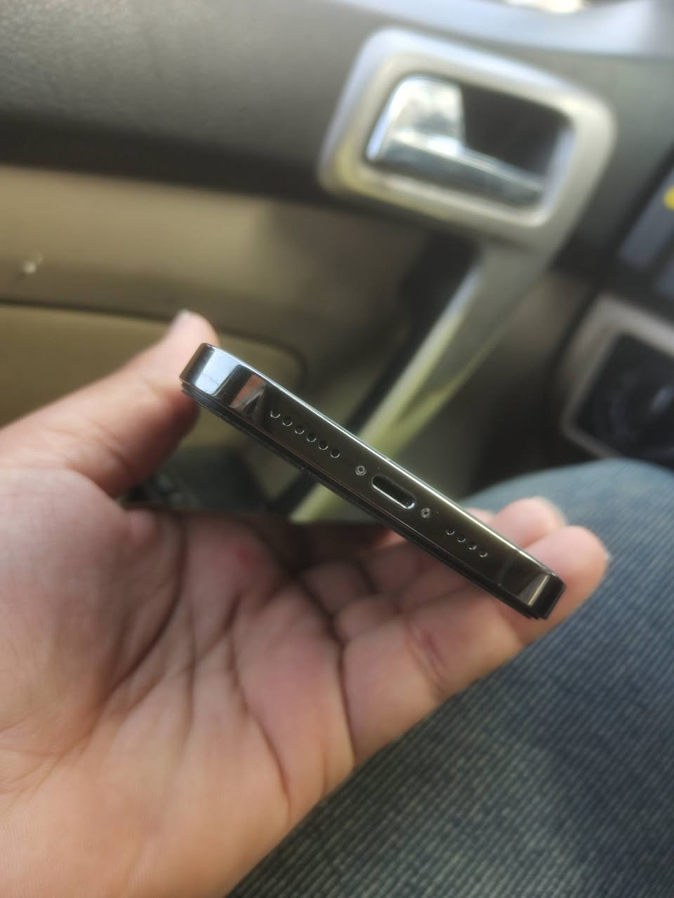 ايفون 13 برو ماكس
ذاكرة ٥١٢
مستبدل شاشه وبطاريه وكامرة
فيس ايدي شغال 
السعر ٤٠٠ وبي مجال حك الجية 
***********
مكاني بغداد الشعب او اعظمية
