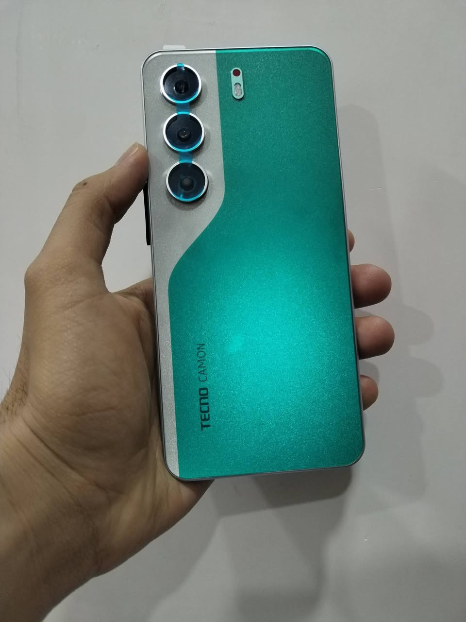 موبايل شبيه تكنو كامون 40 برو يعني كوبي بس بنفس الشكل والمواصفات نظام اندرويد ينزل كل شي يشغل ببجي ذاكرته 256 كامل ملحقات شاحنه وگفر شفاف وسماعات ولزگة شاشه هذا مثله الاصلي ينباع 225 اني ابيعه 135 وبي مجال  وتوصيل مجاني جميع المحافضات للتواصل مراسلة الصفحه او على الواتساب ***********
