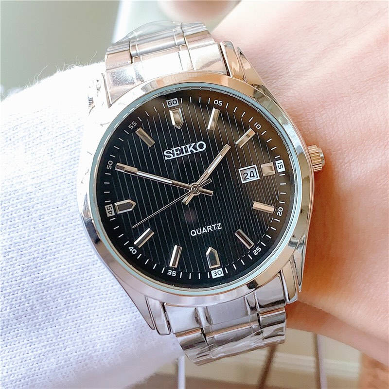 الساعة هي من طراز سيكو (Seiko) وتحديداً فئة الـ Quartz الكلاسيكية. إليك أبرز مميزاتها وخصائصها بناءً على ما يظهر في الصورة:
1. التصميم الجمالي
• الميناء (Dial): يتميز بنمط "الخطوط الطولية" (Vertical Pinstripe)، وهو تصميم يمنح الساعة مظهراً فخماً يذكرنا بساعات "أوميغا أكوا تيرا"، مما يجعلها مناسبة للمناسبات الرسمية واليومية.
• عقارب ومؤشرات واضحة: المؤشرات (Markers) بارزة ومصقولة، مما يسهل قراءة الوقت بوضوح تحت الإضاءة المختلفة.
• هيكل كلاسيكي: الهيكل مصنوع من الفولاذ المقاوم للصدأ (Stainless Steel) بتصميم يجمع بين الأسطح اللامعة والمطفأة.
2. المواصفات التقنية
• حركة الكوارتز (Quartz): تعمل ببطارية، وهي معروفة بدقة متناهية في حفظ الوقت مقارنة بالساعات الميكانيكية، كما أنها تتطلب صيانة أقل بكثير.
• نافذة التاريخ: توجد نافذة لعرض التاريخ عند موضع الساعة 3، وهي ميزة عملية للاستخدام اليومي.
• سوار معدني: تأتي بسوار متصل (Link Bracelet) متين، وهو أكثر استدامة ومقاومة للتعرق والماء من الجلود.
3. الموثوقية والعملية
• العلامة التجارية: سيكو هي شركة رائدة عالمياً، وساعاتها معروفة بأنها "تخدم طويلاً" وتتحمل الاستخدام الشاق.
• تعدد الاستخدامات: بفضل لونها الفضي ومينائها الأبيض، تتماشى هذه الساعة مع معظم ألوان الملابس (رسمي، كاجوال، أو بدلة عمل).


**إذا كنت صاحب هذا الإعلان وتريد حذفه لأي سبب، رجاءا أرسل رسالة إلى الدعم الفني**