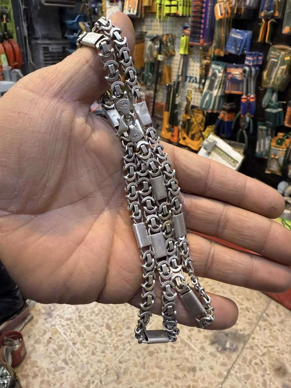 السلام عليكم سبحه كهرب روسي
+ زناجيل فضه الوزن موجود *********** واتساب
