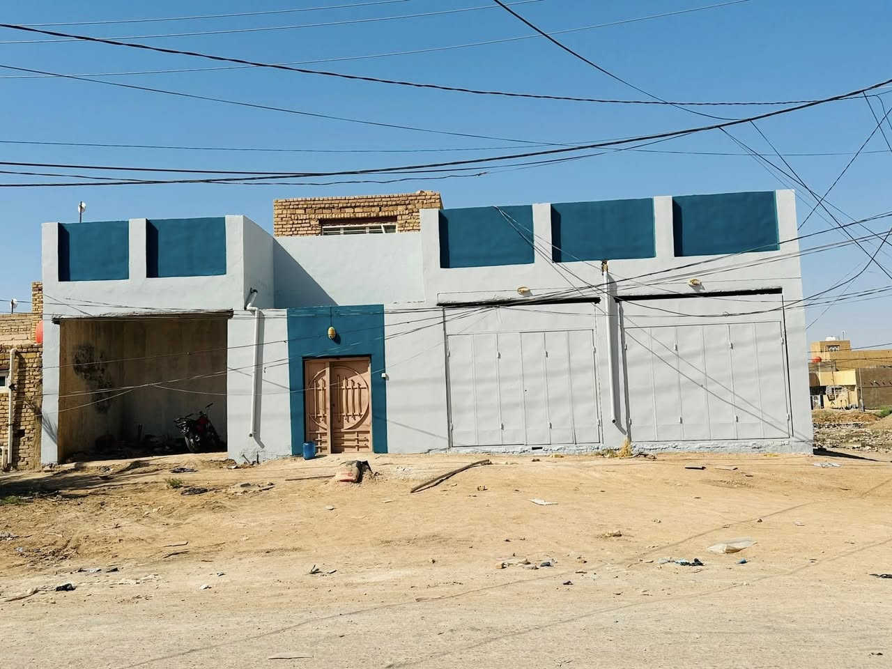 السلام عليكم بيت للبيع ركـن مساحه 250 متر يحتوي البيت على استقبال و غرفتين نوم وصحيات خارج وادخل و محلات عدد ٣.   مكان البيت صوب الخسف شارع ٣٠   الاستفسار ***********
