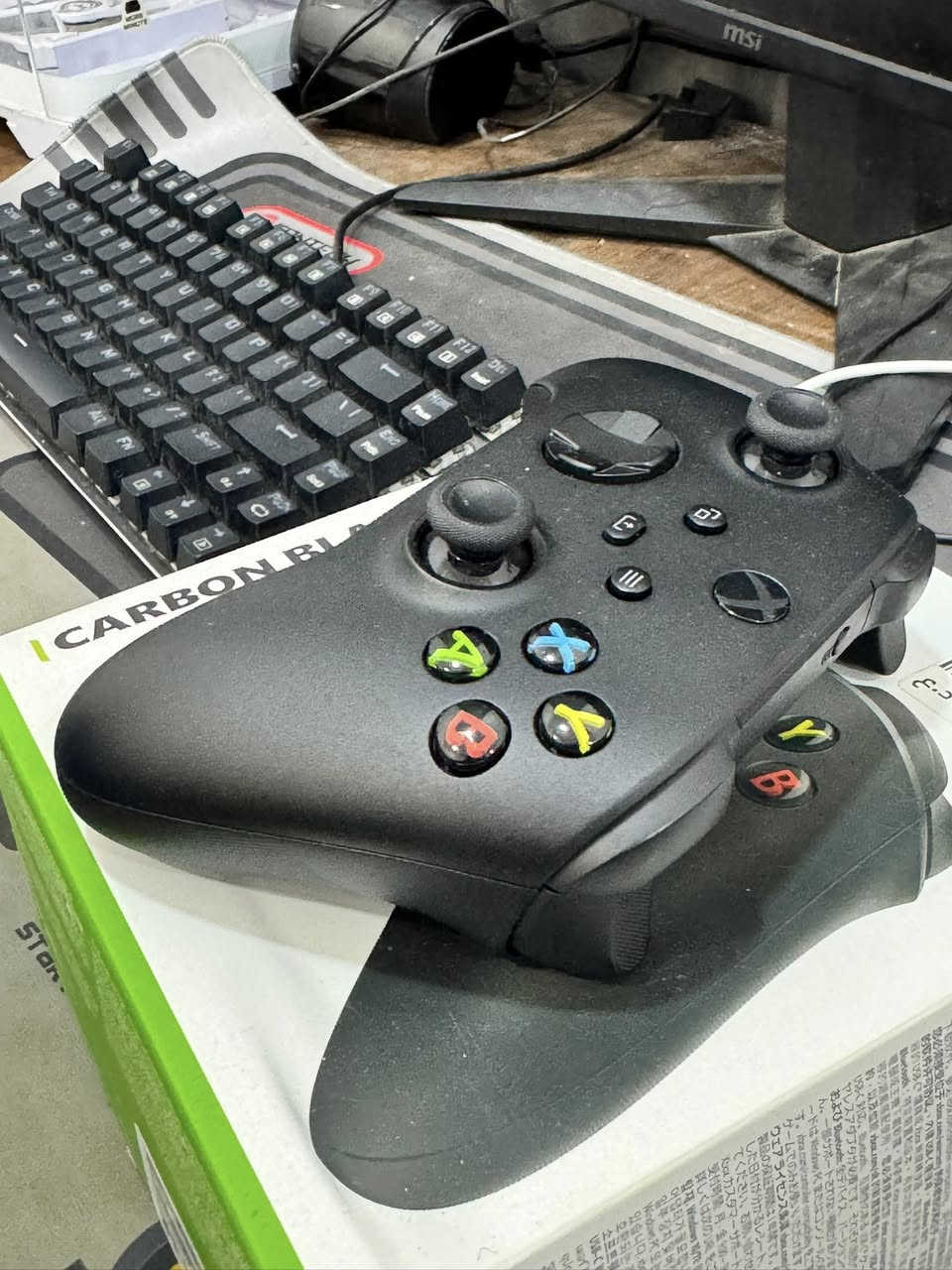 السلام عليكم يده اكس بوكس جديددددة اصلية بس مفتوحه من الكارتونه شخط مابيها للبيع توصيل ماعندي 
مكاني حله مركز رقمي ***********
