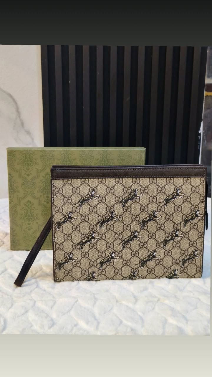 مجموعة نضارات شمسية وهاند باك ماستر كوالتي للبيع كلهم بسعر مناسب هذا رقمي *********** واتس اب
