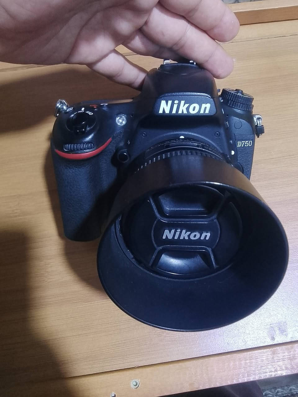 *📸 للبيع Nikon D750 فول فريم - نضيفة 90%*

*مواصفات الكاميرا:*
- *عدد الشتر*: 28K فقط، بعدها جديدة 😍
- *الحالة*: نضافة 90% بدون كسور او فتح

*العدسة والملحقات كلها اصلية:*
- *عدسة*: Nikon 50mm f/1.8 G نضافة 95% عزلها نار للبورتريه
- *بطاريتين* اصليات Nikon EN-EL15
- *شاحنة اصلية* + *كارتون* الكاميرا
- *حزام كتف* Nikon اصلي
- *رام 32GB* سريع
- *ناقل صور Card Reader* هدية للشراي

*السعر: مليون و 100 الف دينار* وبيها مجال بسيط للشراي الصدق 💵

*المكان*: البصرة - قضاء المدينة  تواصل خاص
*التوصيل*: متوفر لكافة محافظات العراق 🚚 

*


**إذا كنت صاحب هذا الإعلان وتريد حذفه لأي سبب، رجاءا أرسل رسالة إلى الدعم الفني**