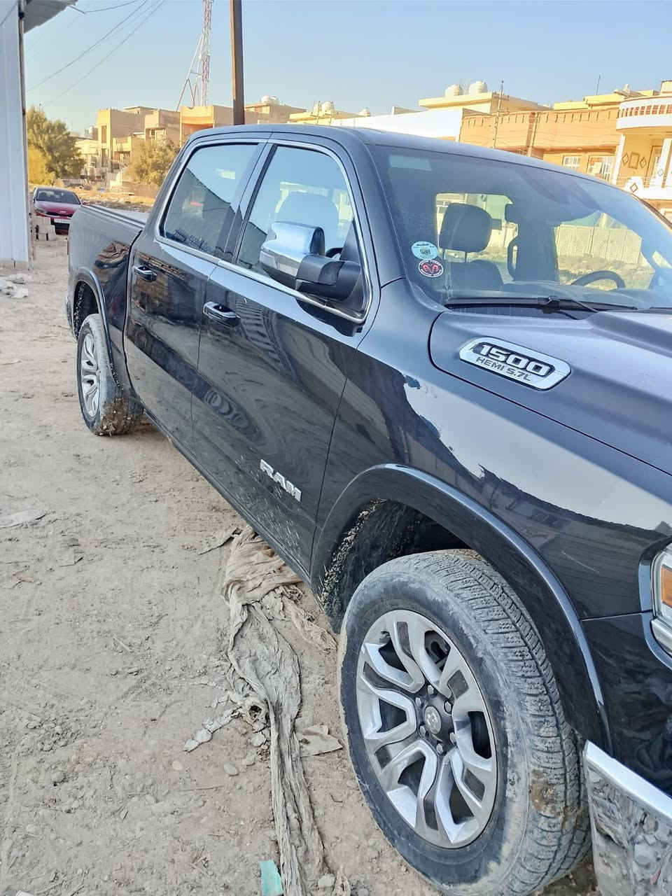 السلام عليكم 
دوج رام 2023 وكاله خليجي مكفوله كفاله 
رقم اربيل باسمي تحويل ثاني يوم 
فول مواصفات 1/1 
ماشيه 29 الف 
شنو المواصفات البالك بيها البدي سلايد عل الريموت 
مكان السياره بغداد 
لاستفسار خاص 
او الاتصال على ***********
