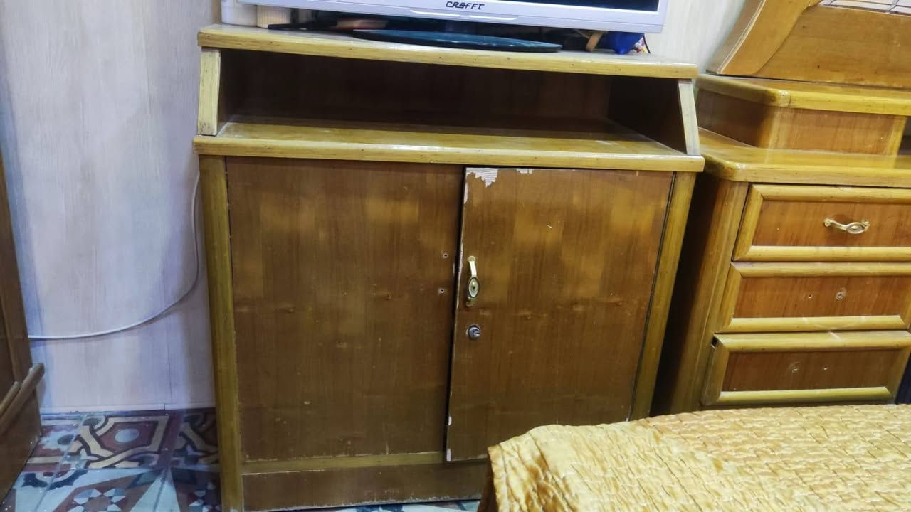 السلام عليكم غرفة نوم  الكنتور ٥ بيبان المكان بغداد حي القاهره  ***********
