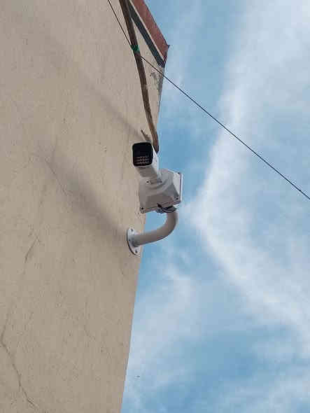 من رخصة الادمن 
احمي نفسك و احفظ حقك من خلال تركيب كاميرات المراقبة الذكية !
حافظ على منزلك, محلك, شركتك, عيادتك من خطر السرقة او المشاكل المفتعلة
 
 نوفر لكم كاميرات مراقبة من مختلف البراندات والنوعيات.
خدمة تنصيب وبرمجة وصيانة انواع كمرات المراقبه
يوفر النواع الكامرات
الدهو بكل انواعها
والهاكڤچن
واسوار
كمرات بوليسية وتدعم الصوره والصوت + هاردات حفظ التسجيل على مدار من ١٥ الى اشهر حسب نوع الهارد 
بالاضافه الى الاسلاك الافتراضية
والنحاسية الاصلية
بوكسات حماية
وستناندات
كما موضحه امامكم في الصور
للإستفسار الاتصال على الرقم ***********
