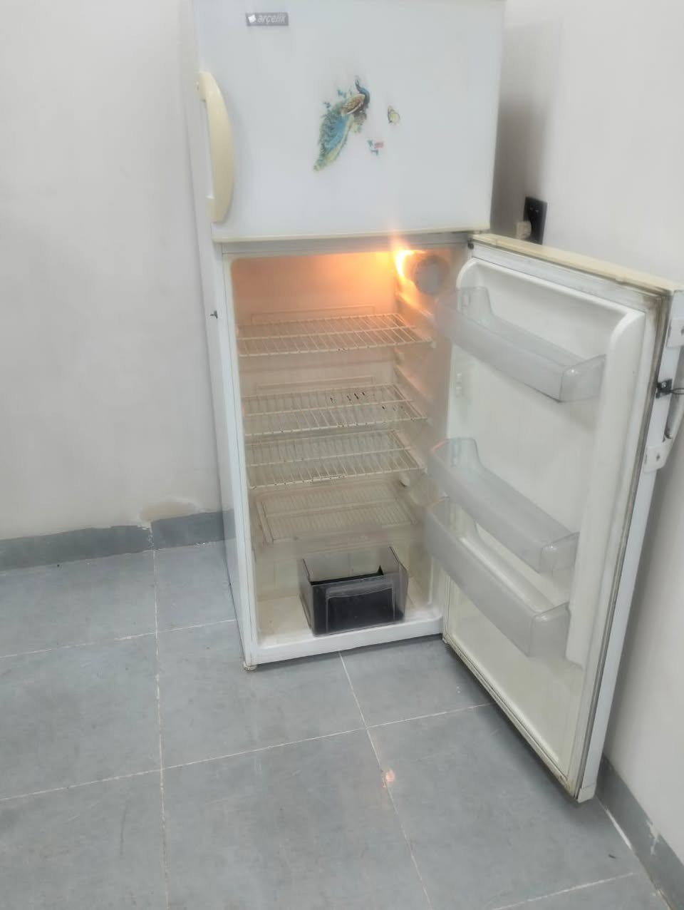 ثلاجه للبيع بشرط تاخذها كلش نظيفه ما واصله تصليح بلاد ارجلك ١٦قدم  السعر١٤٠الف الاتصال***********
