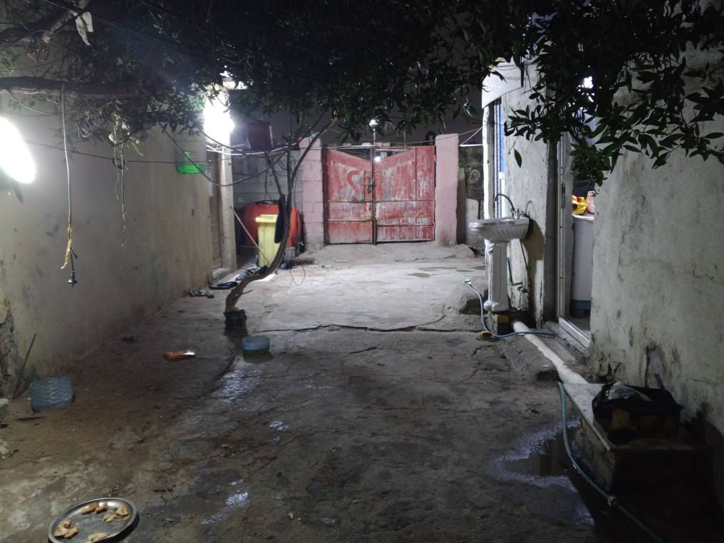 بيت حواسم في القبلة حي الجامعة شارع جامع المصطفى بظهر مدرسة المرتضى يتكون من غرفتين وهول صغير وديوانية خارجية وصحيات سقف سندويج وغرفة عكادة البيت كبير جداً يحتوي على حارمة كبيرة تكدرون تستغلون المساحة بتكبير البيت سعرة البيت 16 وبي مجال بسيط 
*********** البصرة, العراق
