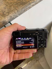 شباب  كامرة sony 6400    مستخدمه  كلش قليل  السعر 650    07765709956