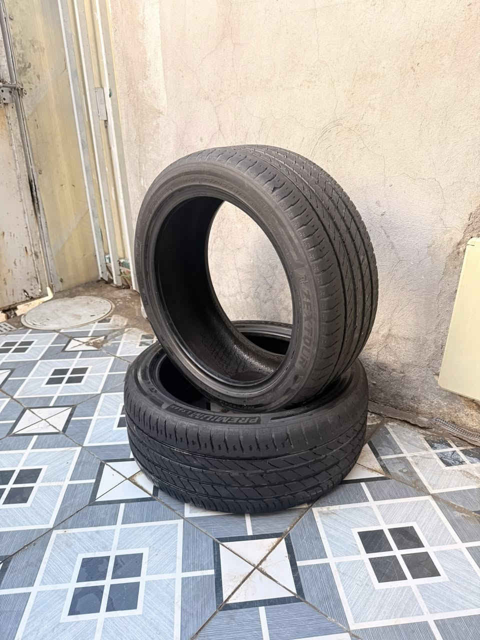 السلام عليكم 
زوج تاير 225/45/18 
اخذتهن من مرسيدس 21 وع الفحص 
رايده ب 50  
مكانهن بغداد نفق الشرطه حي حطين 
هذا رقمي : ‭0774 788 2748‬
