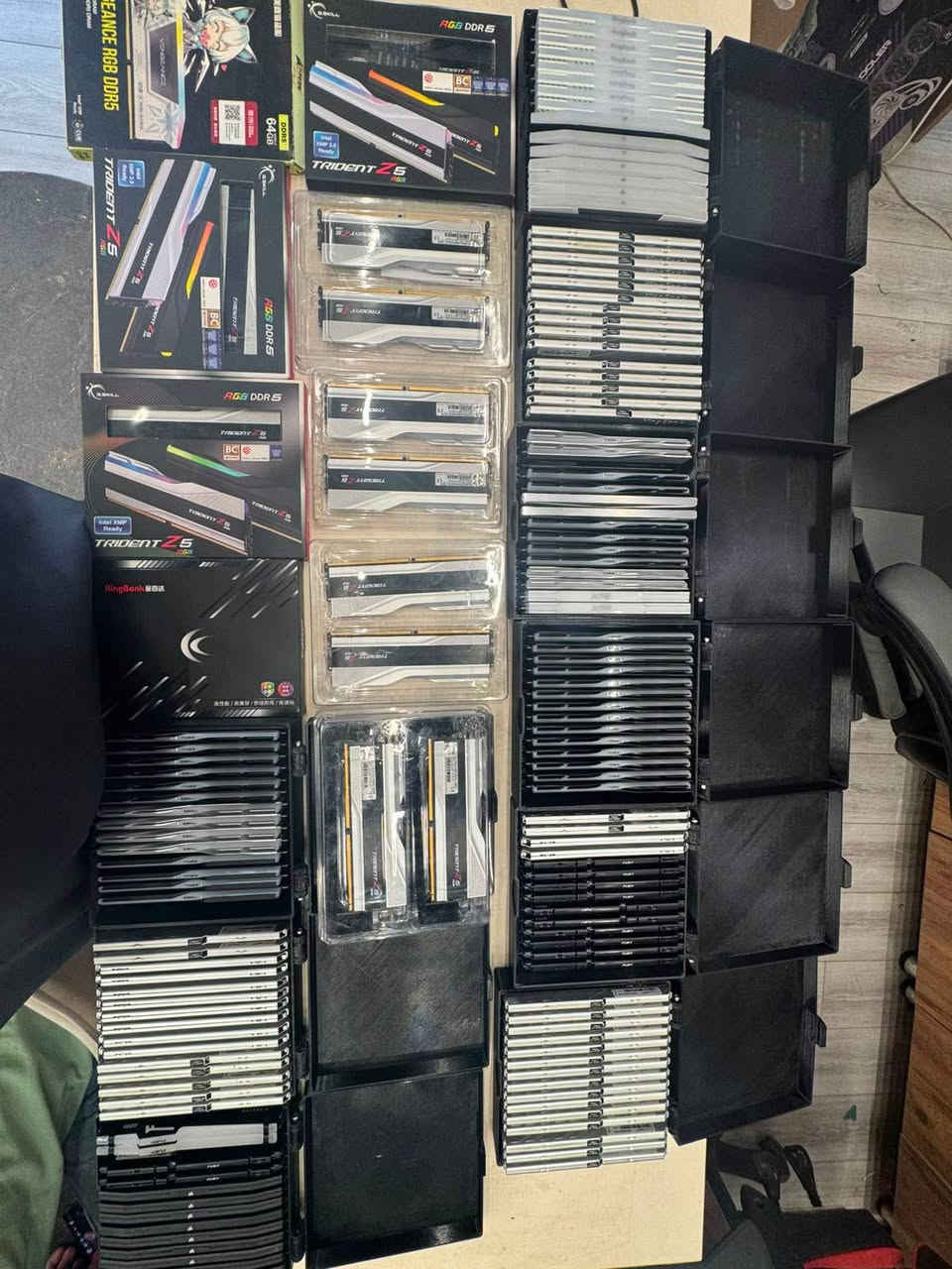 🔥 رامات DDR5 جديدة متوفرة وبأسعار منافسة 🔥

✅ جميع الرامات جديدة 100%
✅ ضمان 6 أشهر
✅ أداء ممتاز للألعاب، المونتاج، والاستخدام الاحترافي
✅ الكمية محدودة

📦 الأسعار:

🔹 G.Skill DDR5 16GB×2 5600MHz — 340$
🔹 G.Skill DDR5 16GB×2 6000MHz — 365$
🔹 G.Skill DDR5 16GB×2 6400MHz — 390$
🔹 G.Skill DDR5 16GB×2 6800MHz — 405$
🔹 G.Skill DDR5 16GB×2 7200MHz — 450$
🔹 G.Skill DDR5 16GB×2 7800MHz — 495$

🔹 Acer Predator Elite 2×32GB 6000MHz CL30 (Original Box) — 745$

🔹 KingBank RGB DDR5 16GB×2 6000MHz — 350$
🔹 KingBank RGB DDR5 16GB×2 6400MHz — 370$

🔹 KingBank / Asgard DDR5 8GB 5200MHz — 130$
🔹 KingBank / Asgard DDR5 8GB 5600MHz / 6000MHz — 140$

🔹 Kingston / Corsair DDR5 16GB 5600MHz RGB — 225$
🔹 Kingston / Corsair DDR5 16GB 5600MHz Non-RGB — 235$

📩 للحجز أو الاستفسار راسل الصفحة أو تواصل على الخاص.
🚚 يتوفر شحن إلى جميع المحافظات.
💯 السعر مقابل الجودة… والضمان يضمن راحة بالك. أربيل, العراق


**إذا كنت صاحب هذا الإعلان وتريد حذفه لأي سبب، رجاءا أرسل رسالة إلى الدعم الفني**