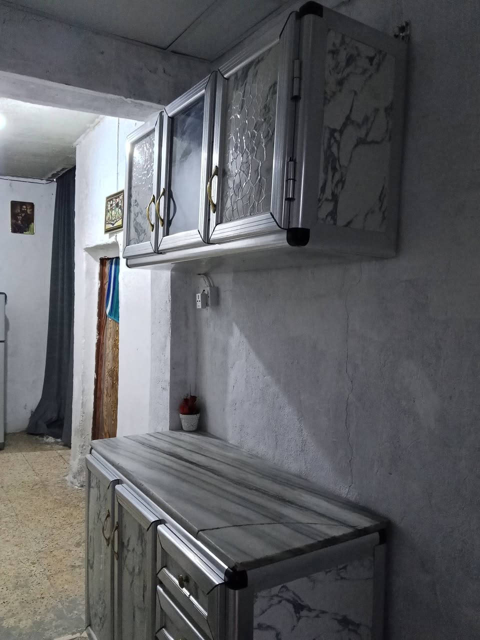 ميز وملحق الالمنيوم للبيع ب 100 رقم اتصال ***********
