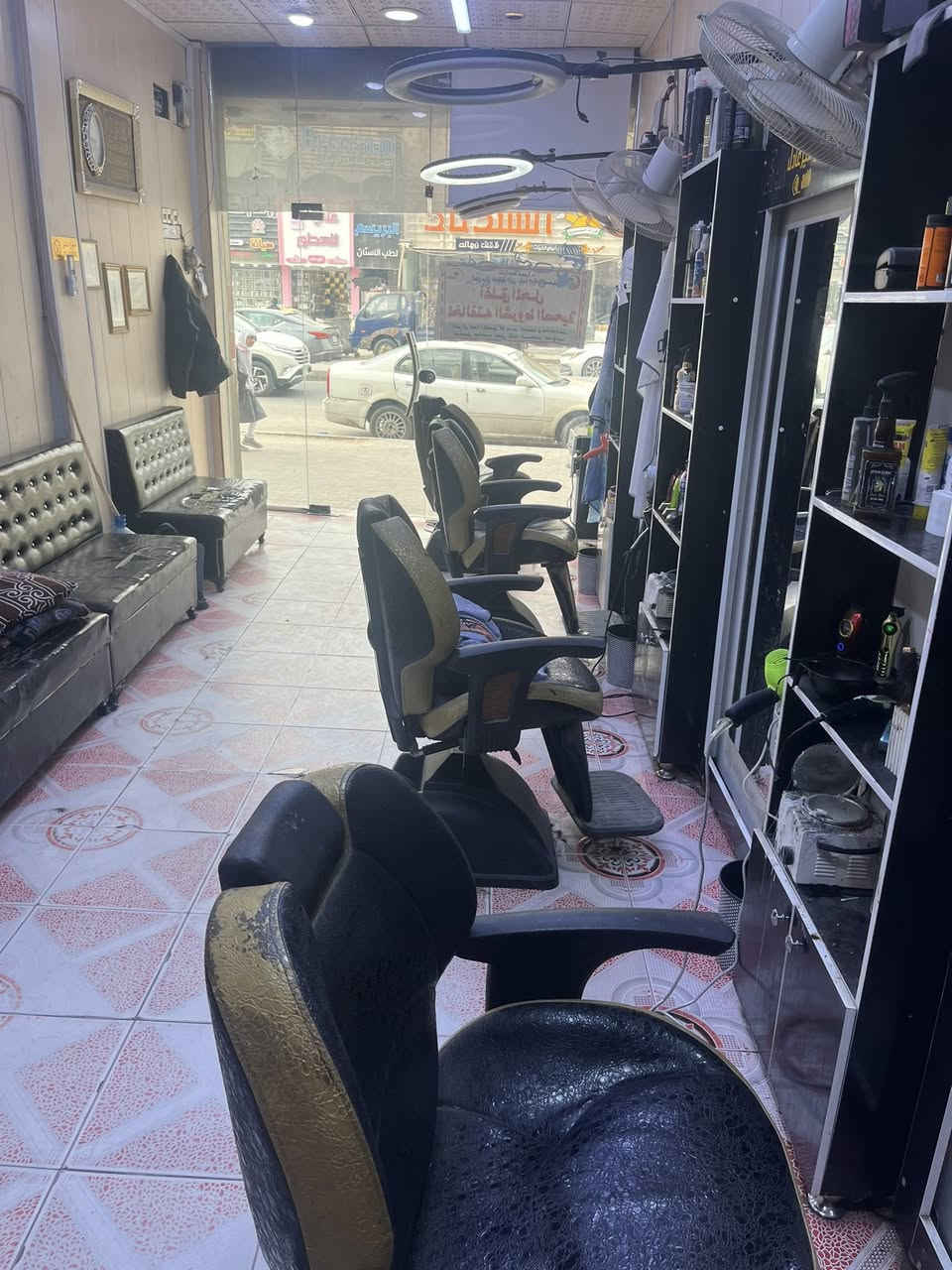 للبيع وعنواني البصره
***********
الكراسي والقنفات والمرايات وكلشي موجود بالصور للبيع
