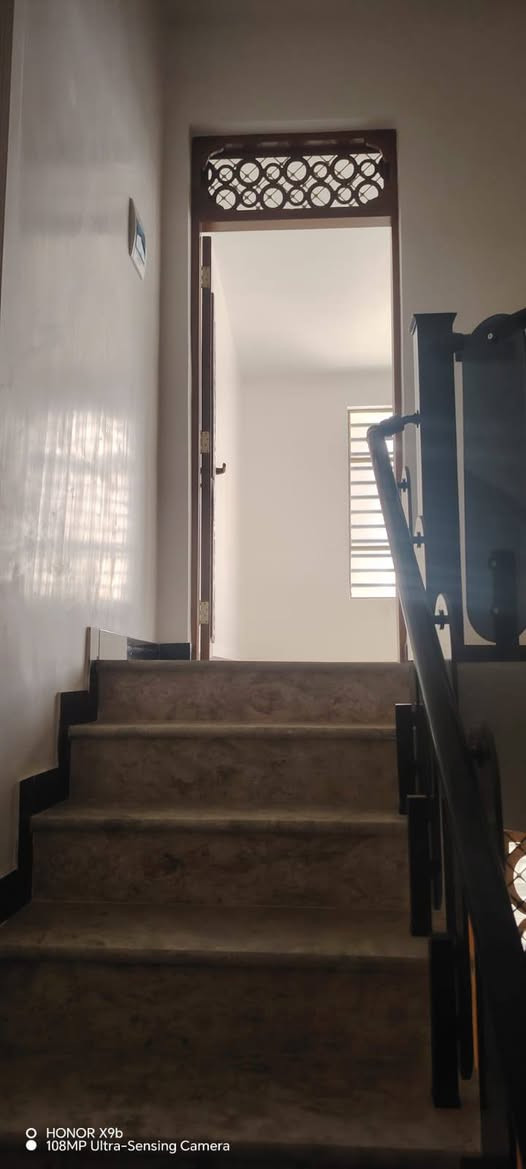 ‏بيت لبيع مساحته ١٠٠ متر طابق ونص 
‏ثلاث غرف وصالتين واستقبال وصحيات ثلاث 
‏عنوانه شارع عشرين سعره ١٨٠ بيه مجال للاستفسار مكتب بركات ام البنين ***********
