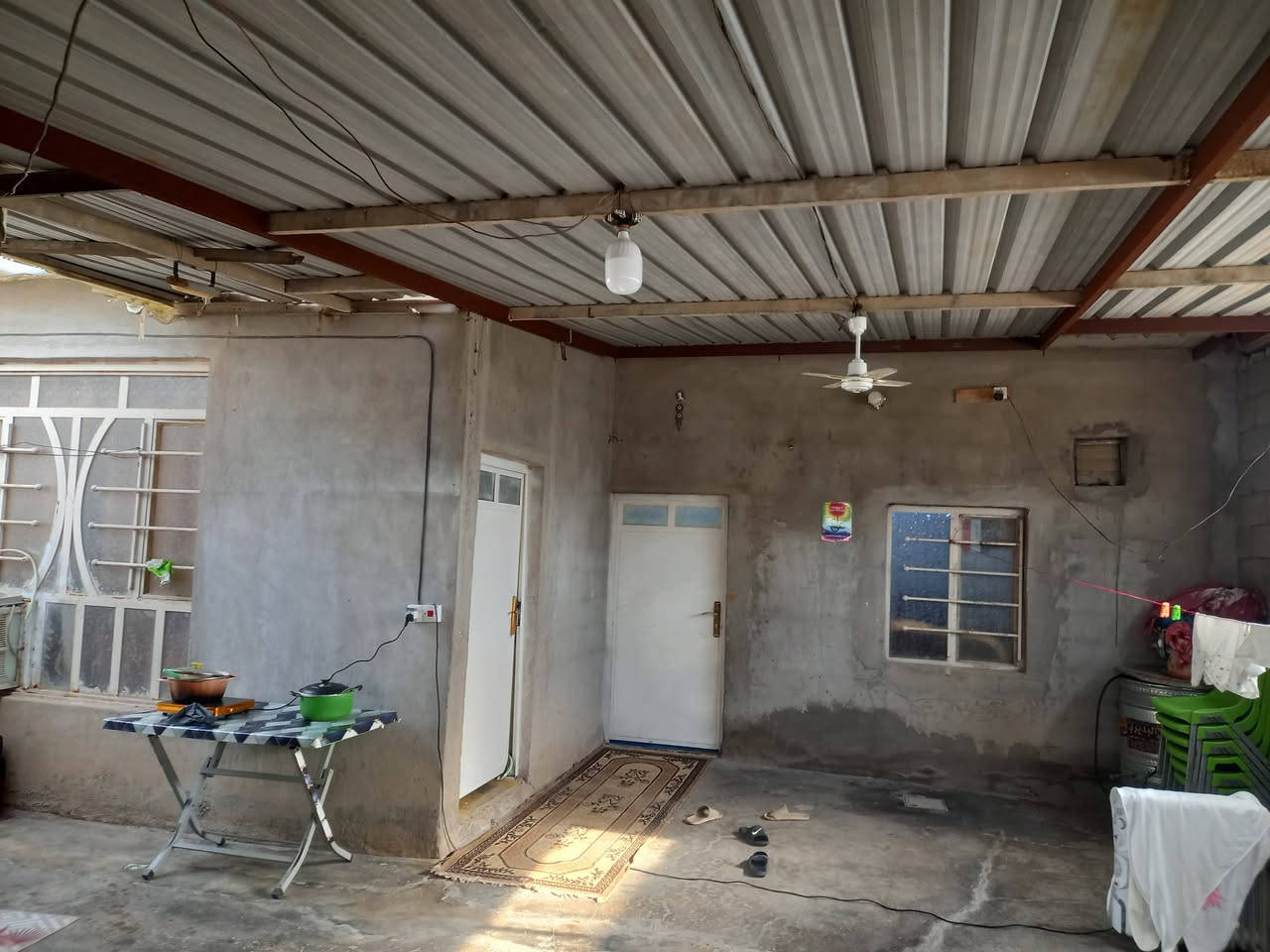 دار طابق واحد سندويج بنل متكامل غرفتين
نوم مع ملحق صالة مفتوحة مع غرفة جلوس
 مع استقبال خارجي مع مطبخ خارجي مع
 حمام داخلي مع صحيات خارجية علماً الدار
 لهُ قمرية من باب المدخل حتى باب الخارجي
و الشراي يتصل على هذه الأرقام للتواصل
 ويجي ايشوفه ونتفق على السعر ،
*********** ، *********** ،
موقعة ناحية الوحدة الكائن  في حي الرسول
 علماً الدار ( تجاوز ) ،
ابو كرار
