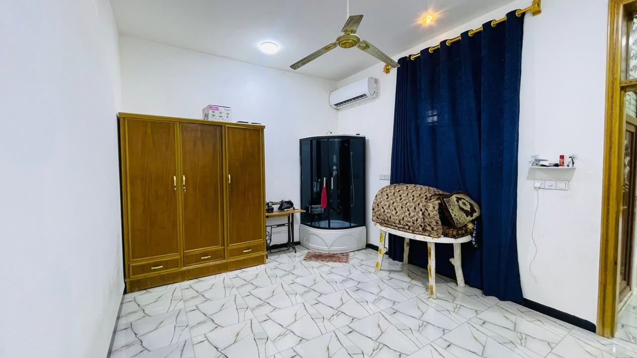 السلام عليكم بيت للبيع طابو زراعي سند25 مساحه 400 يحتوي ع ثلاث غرف نوم ع شكل سويت يعني كل غرفه داخلها حمام ستقبال وهول وصاله ومطبخ حار وبارد صقف الصاله وستقبال جم سمبورد صحيات داخليه وخارجيه  مساحه الحديقه 160 متر مربع /عدد الثريات 7+ مراوح سقفيه 7+ماطور ماي +سخان عدد 2+تانكي ماء عدد3 +كاونتر مطبخ حار وبارد 
مكان البيت مجمع حجي غسان خلف السياسين
السعر 165مليون 
للتواصل:***********
