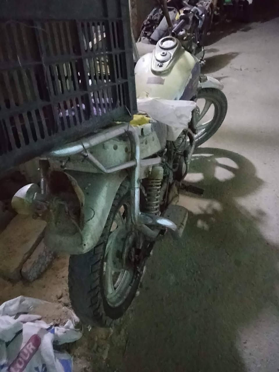 دراجه جني ايراني شغاله صالنصات عدد2 وبلكات 2 شادلها زنجبيل جديد مال بوكسر نقصها فقط تاير خلفي تعبان للبيع سعرها مناسب جدا 125 سعر نص المحرك عنواني بغداد حي تونس رقمي للتواصل ***********
