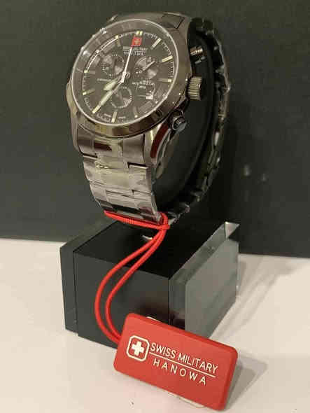 السلام عليكم.......
ساعة سويس مليتري هانوا سويسري أصلي بطارية 
مكينة ٣ حجر 
سوبر كوارتز 
ستوب وج 
كرونوكراف 
نافذة للعرض التاريخ واليوم 
سناتر شغالة 
أميال وأرقام فسفوري 
القطر ٤٠
مقاوم للماء ١٠٠م 
سنتر ثواني ثانوي 
حافظة جلد لحفظ بطاقات التعريف 
سير حديد ستانلس ستيل معلم 
جديد غير مستعمل مع العلبة الاصلية وبطاقة الضمان
السعر ١٢٥ الف 
يوجد توصيل ***********
